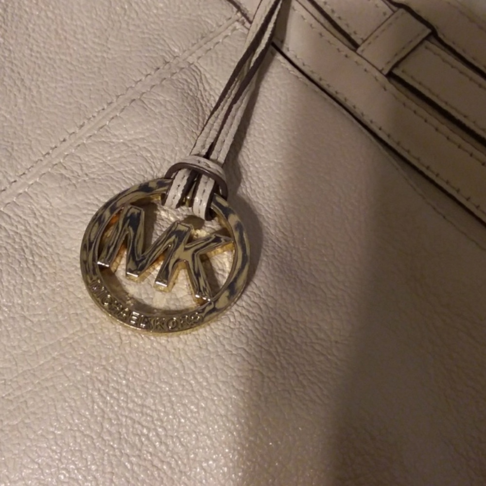 MARKDOWN - Michael Kors Kingsbury bucket bag - Picture 4 of 9